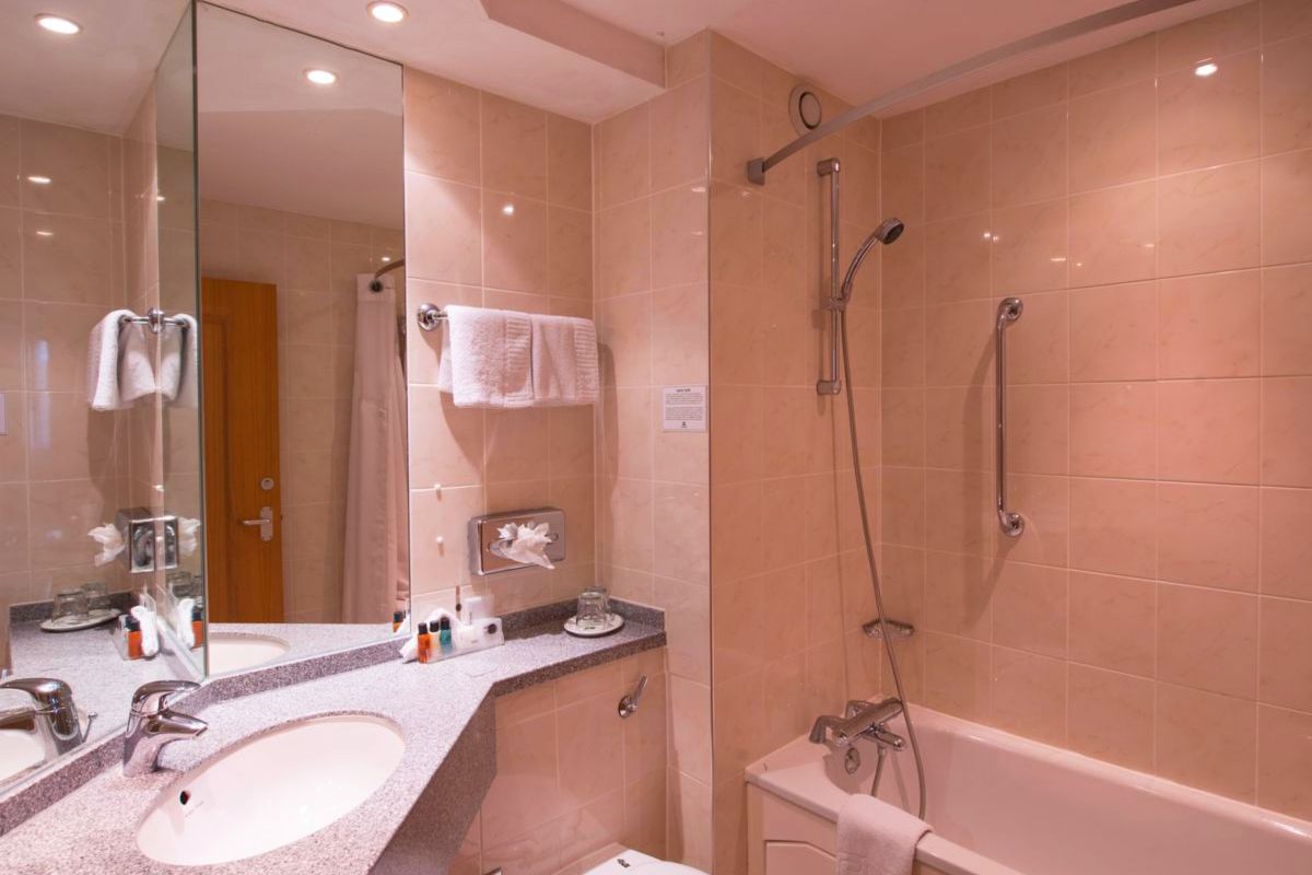 Holiday Inn Leamington Spa accessible bathroom.